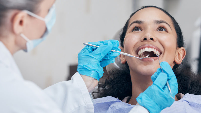 Profilaktyczne badanie zębów w gabinecie stomatologicznym.