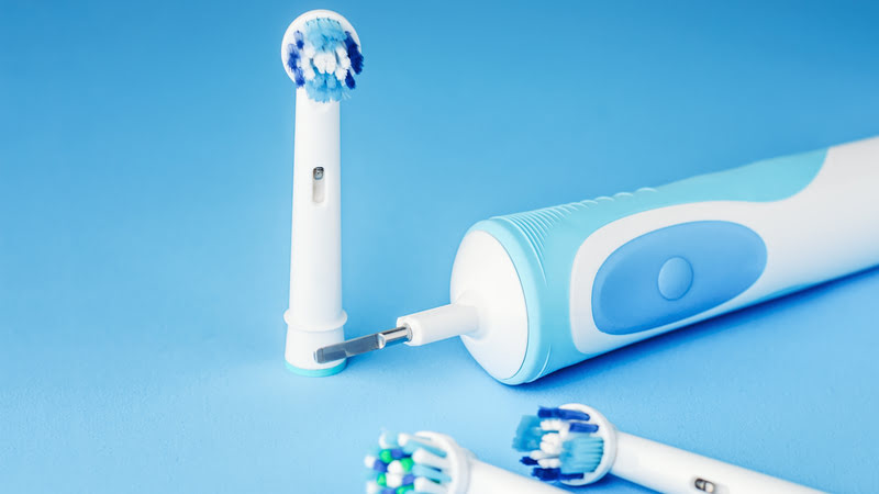 Szczoteczka do zębów elektryczna z wymiennymi końcówkami.